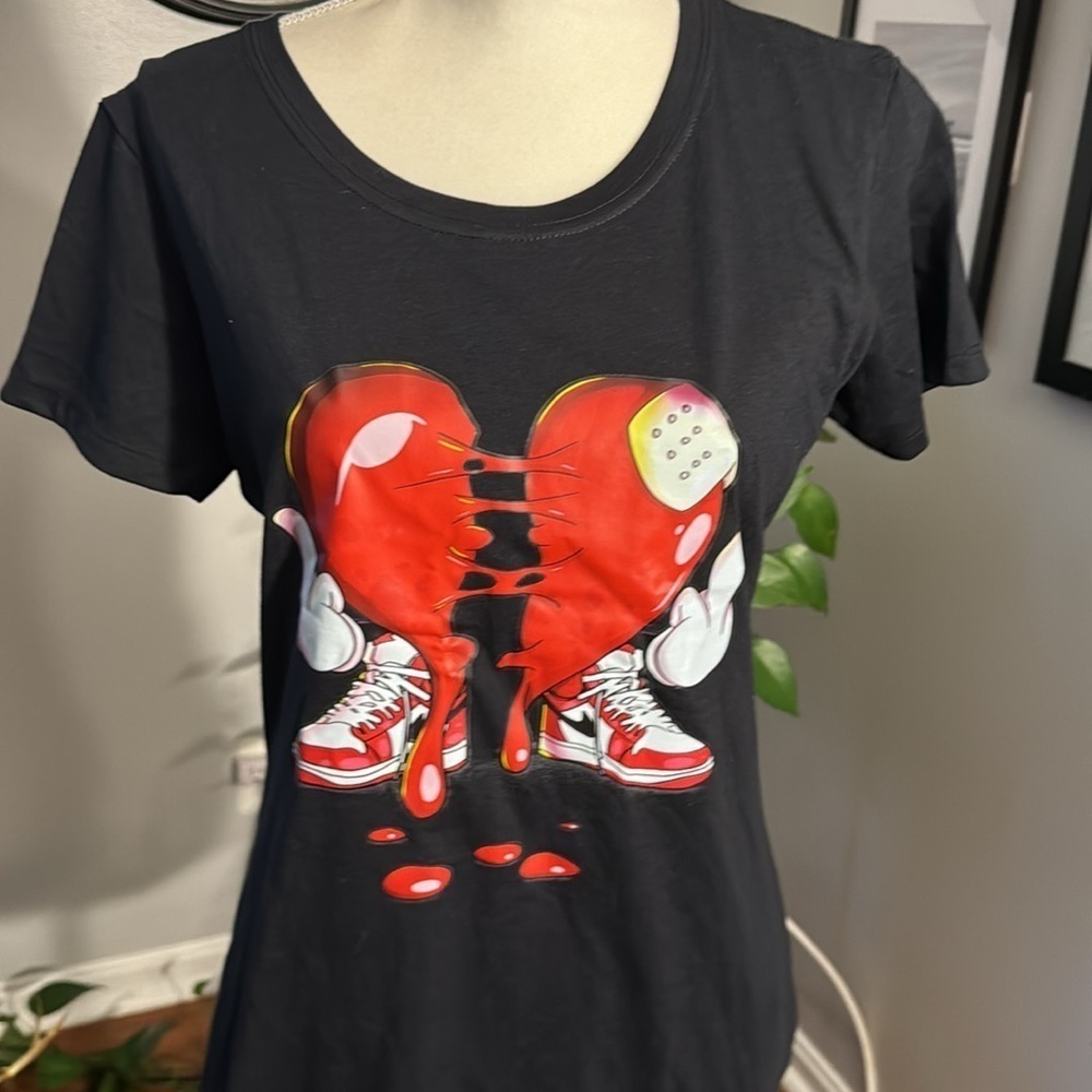 Women’s size large, black T-shirt, Nike heart - Picture 5 of 5